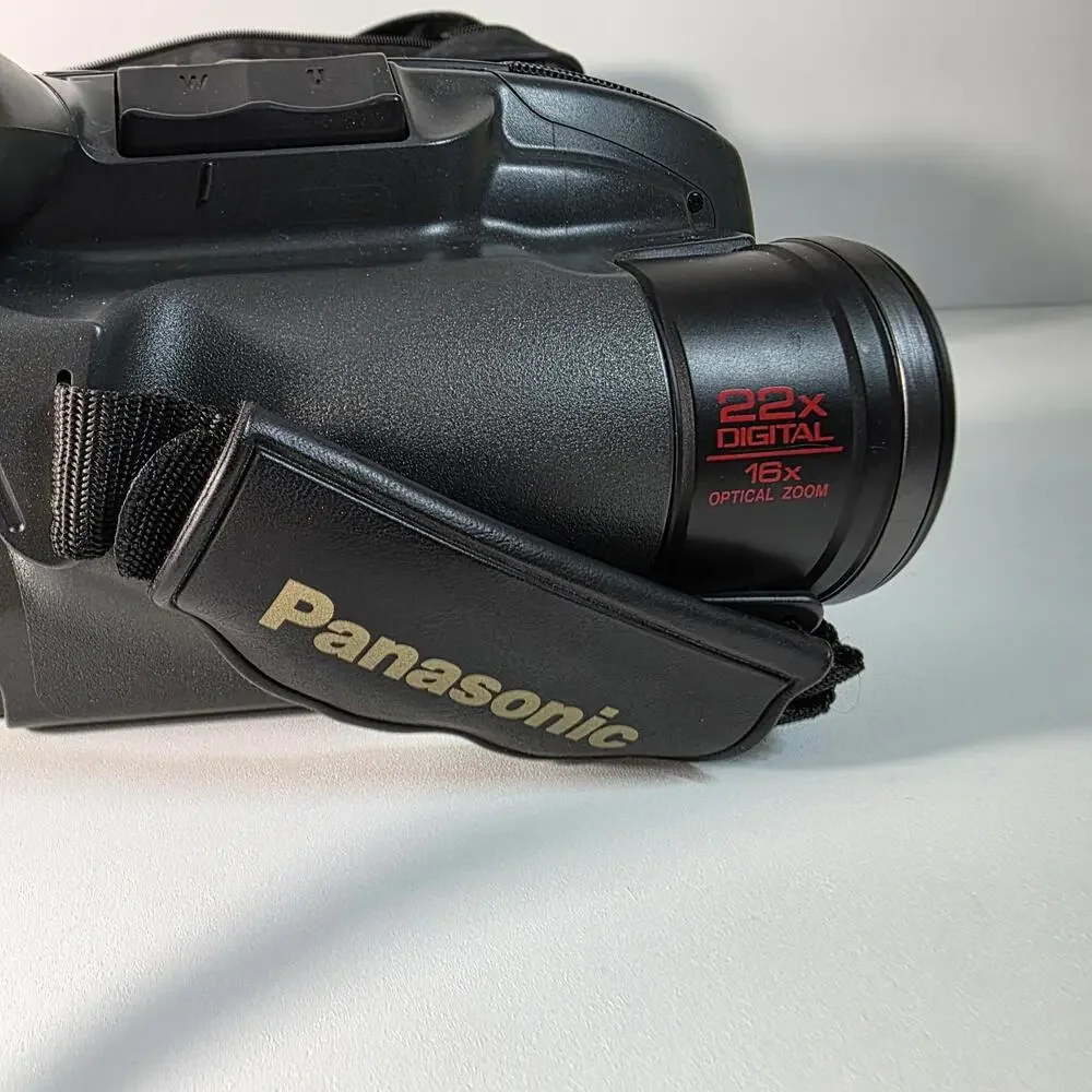 Panasonic PV-D496D Camcorder VHSC 22x Digital 16x Optical Zoom w/Extras TESTED
